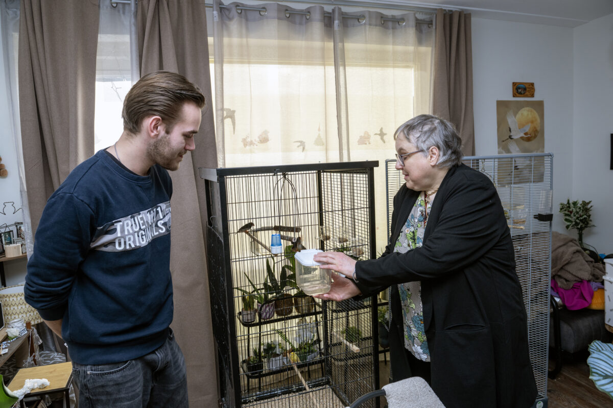 Medewerker en client in het appartement
