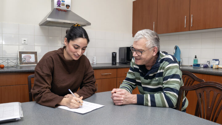 Medewerker en client aan het werk in appartement