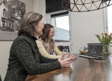 Alette Veldhuis, Merel Strieker en Ingeborg Spijkstra in gesprek