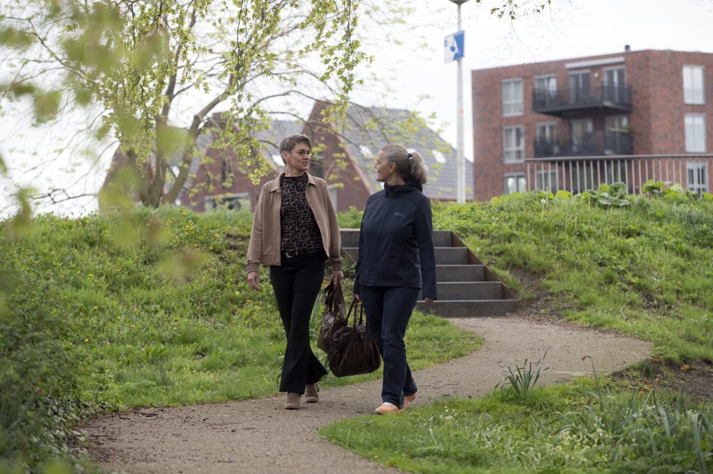 Ambulant begeleiders Dianne (links) en Brigitte (rechts) aan het wandelen
