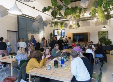 Overzicht van veel collega's in gesprek