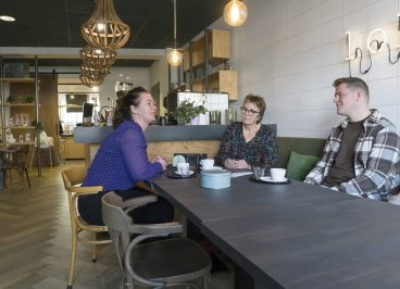 Locatiecoordinatoren-en-Financieel-consultant-zitten-aan-tafel