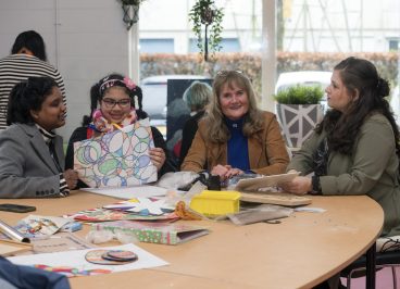 cliënten en begeleiders aan tafel