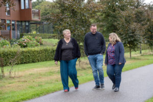3 medewerkers wandelen met elkaar buiten